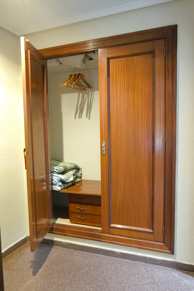 Habitacion triple Armario Hostal Hispano6