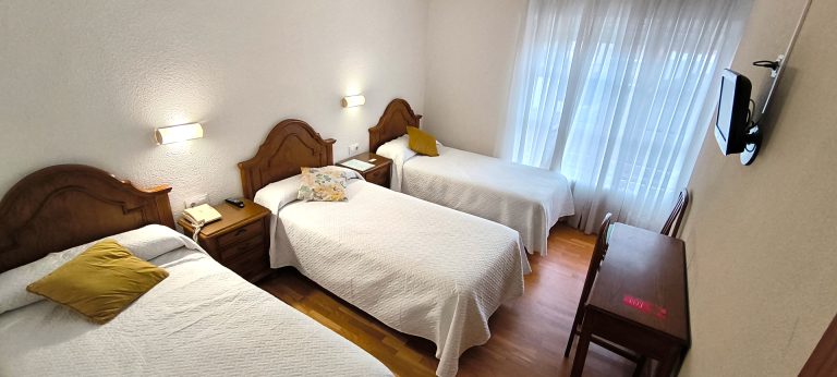 Habitacion triple Hostal Hispano4