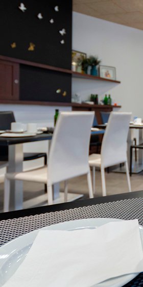 Servicios 15 desayuno hostal hispano comedor