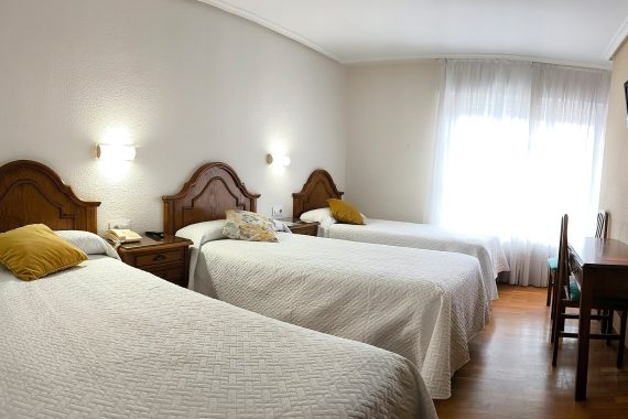 Habitacion triple Hostal Hispano3